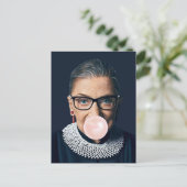 Carte Postale Ruth Bader Ginsburg souffler rose bulle gomme (Debout devant)