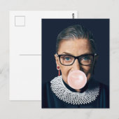 Carte Postale Ruth Bader Ginsburg souffler rose bulle gomme (Devant / Derrière)