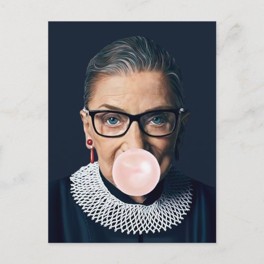 Carte Postale Ruth Bader Ginsburg souffler rose bulle gomme (Devant)