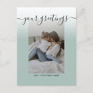 Carte Postale Sage Green Élégant Script Famille Photo Bonjour