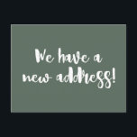 Carte Postale Sage Sombre Minimaliste Nous Avons Déménagé Nouvel<br><div class="desc">Ce minimaliste moderne que nous avons déplacé carte postale faire-part comprend des lettres de brosse amusantes en vert et blanc sauge foncé.</div>