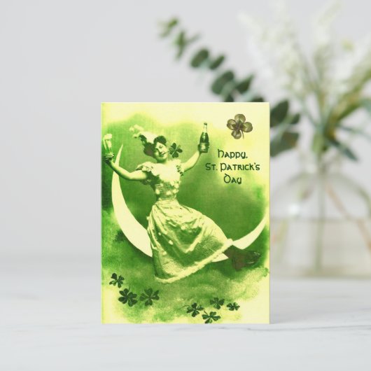 CARTE POSTALE SAINT PATRICK'S DAY LUNE LADY AVEC SHAMROCK (Debout devant)