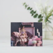 Carte Postale Saint Valentin Beauté en Lingerie sur le canapé (Debout devant)