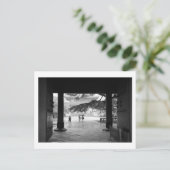 Carte Postale Saison des pluies : Temple Zojoji, Tokyo (Debout devant)