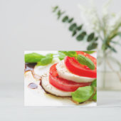 Carte Postale Salade Caprese. Tranches de tomates et de mozzarel (Debout devant)