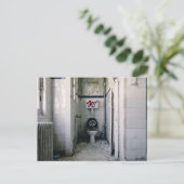 Carte Postale Salle de bain équipée de graffitis (Debout devant)