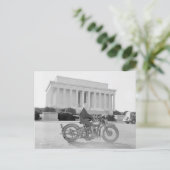 Carte Postale Sally et Her Harley (Debout devant)