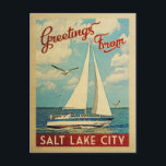 Carte Postale Salt Lake City Vintage voyage de voilier Utah<br><div class="desc">Ce Salutations From Salt Lake City Utah design nautique de voyage vintage comprend un bateau naviguant sur l'eau avec des mouettes et un ciel bleu rempli de somptueux nuages blancs bouffants.</div>