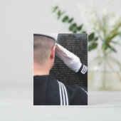 Carte Postale Saluons le mur commémoratif du Vietnam (Debout devant)