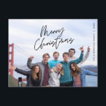 Carte Postale Salutation moderne, joyeux Noël photo de famille p<br><div class="desc">Joyeux Noël. Célébrez la saison avec cette carte postale photo de famille Elle est entièrement personnalisable et personnalisée avec vos propres messages de vœux. Veuillez ajouter votre adresse de retour pour un envoi facile. C'est simple, facile, mais moderne minimaliste et festif. C'est la carte postale idéale pour envoyer vos vœux...</div>