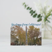 Carte Postale Salutations de Californie : The Davis Needle (Debout devant)