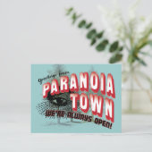 Carte Postale Salutations de Paranoia Town (Debout devant)