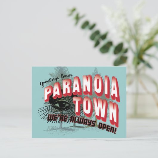 Carte Postale Salutations de Paranoia Town (Debout devant)