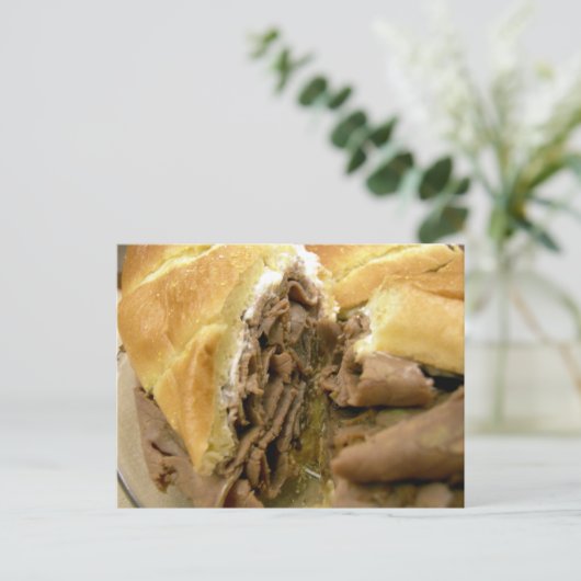 Carte Postale Sandwich au boeuf rôti au fromage de chèvre crémeu (Debout devant)