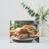 Carte Postale Sandwich Banh Mi sur une assiette (Debout devant)