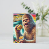 Carte Postale Sasquatch Cheeseburger et Fries Retro Arcade (Debout devant)