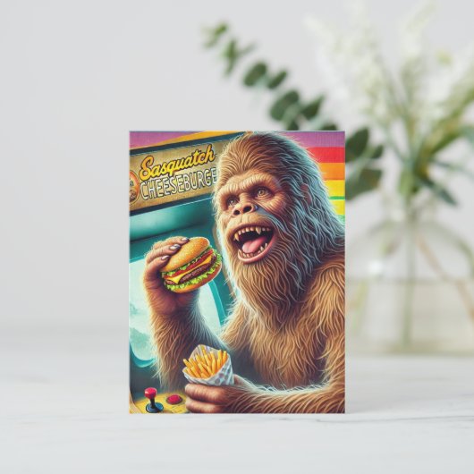 Carte Postale Sasquatch Cheeseburger et Fries Retro Arcade (Debout devant)