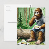 Carte Postale Sasquatch dans la forêt de mossy avec délicieux gâ (Devant / Derrière)