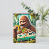 Carte Postale Sasquatch dans la forêt de Mossy avec tacos (Debout devant)