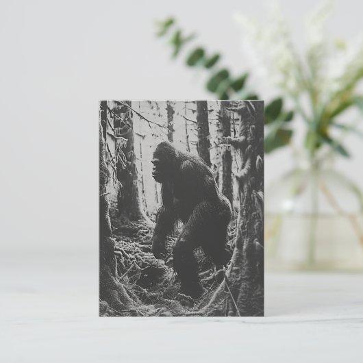 Carte Postale Sasquatch dans la forêt noir et blanc (Debout devant)