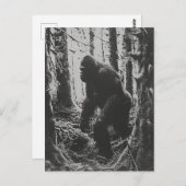 Carte Postale Sasquatch dans la forêt noir et blanc (Devant / Derrière)