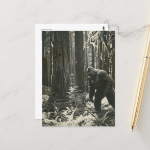 Carte Postale Sasquatch dans la forêt noir et blanc vintage