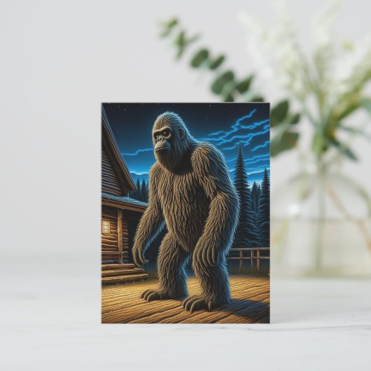 Carte Postale Sasquatch devant le Cabine en bois (Debout devant)