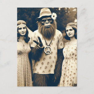 Carte Postale Sasquatch Hippie Sepia Avec Deux Femmes