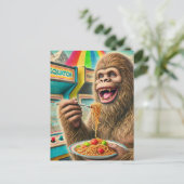 Carte Postale Sasquatch mange des spaghetti (Debout devant)