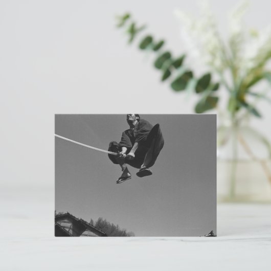Carte Postale Saut de guerrier de Samouraï avec une épée 3 (Debout devant)