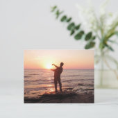 Carte Postale Sauter des rochers dans le coucher du soleil (Debout devant)