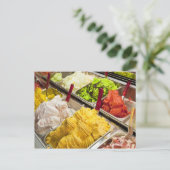 Carte Postale Saveurs de crème glacée, Paris (Debout devant)