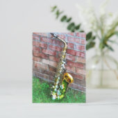 Carte Postale Saxophone contre brique (Debout devant)