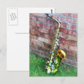 Carte Postale Saxophone contre brique (Devant / Derrière)
