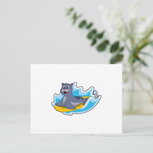 Carte Postale Sceau comme surfeur avec Surfboard (Debout devant)