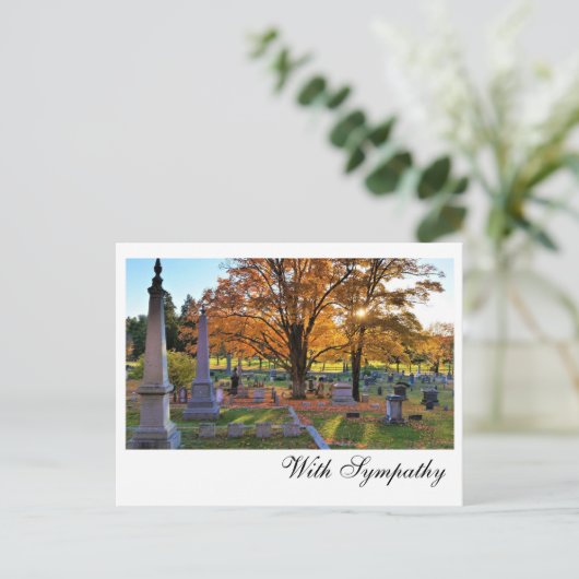 Carte Postale Scène d'automne dans un cimetière / Érable à sucre (Debout devant)