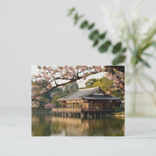 Carte Postale Scène printanière japonaise avec étang et fleurs d (Debout devant)