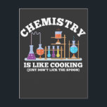 Carte Postale Science Chimiste Humour La chimie est comme la Cui<br><div class="desc">La chimie est comme la cuisine. Ne léchez pas la cuillère. Cette drôle de conception scientifique est l'idée cadeau parfait pour chaque nerd,  geek,  étudiant ou chimiste. idéal à porter à l'école,  à l'université ou en laboratoire.</div>