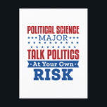 Carte Postale Sciences politiques Parler de politique et de poli<br><div class="desc">Conception amusante pour la science politique ou poli sci majeure dans le collège ou l'université. Sciences politiques conception de nouveauté majeure avec des citations politiques amusantes. Grande idée de diplôme pour étudiant en sciences poli</div>