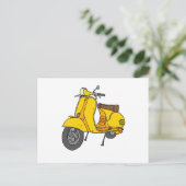 Carte Postale Scooter à moteur jaune (Debout devant)