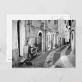 Carte Postale Scooter dans une rue en Italie en noir et blanc (Devant / Derrière)