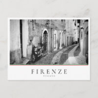 Scooter dans une rue en Italie en noir et blanc