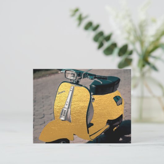 Carte Postale scooter d'or (Debout devant)