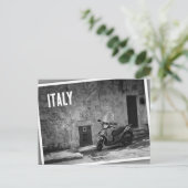 Carte Postale Scooter en noir et blanc (Debout devant)