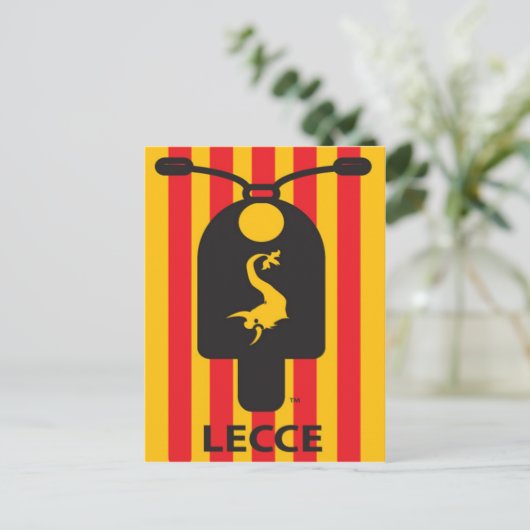 Carte postale Scooter Lecce (Debout devant)