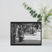 Carte Postale Scooter South Street BW (Debout devant)