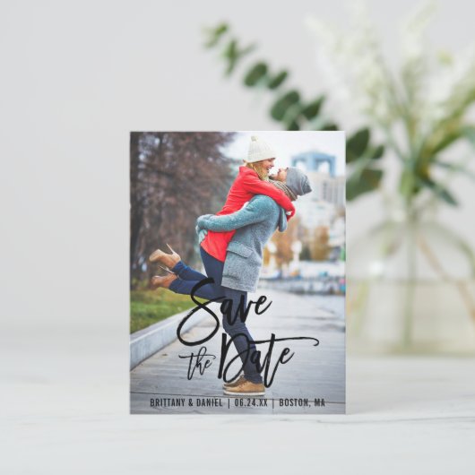 Carte Postale Script De Brosse Moderne Enregistrer La Date Fianç (Debout devant)