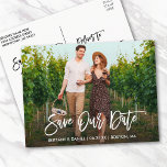 Carte Postale Script de brosse moderne Enregistrer notre date Co<br><div class="desc">Script de brosse moderne Enregistrer notre date Fiançailles Couple Photo Carte postale - Script blanc</div>