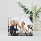 Carte Postale Script De Brosse Moderne Nous Nous Sommes Mariés (Debout devant)