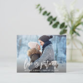 Carte Postale Script de brosse Nouvelle date Mariage L'amour est (Debout devant)